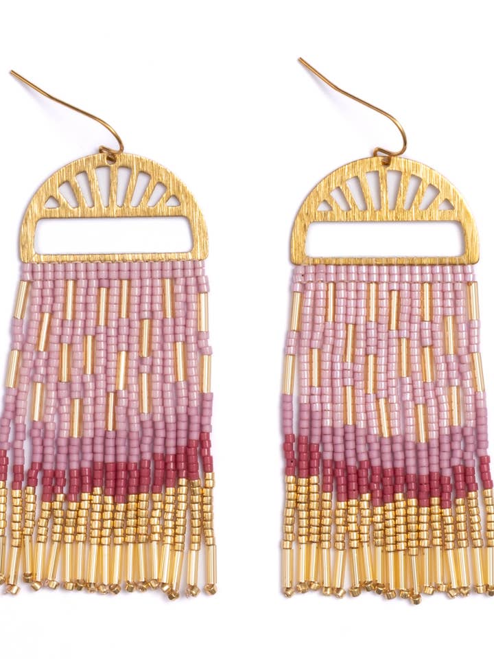Perlenbestickte handgewebte Ohrringe mit Sprenkelfransen (Rosa) für den Großhandel von Mayana Designs Co