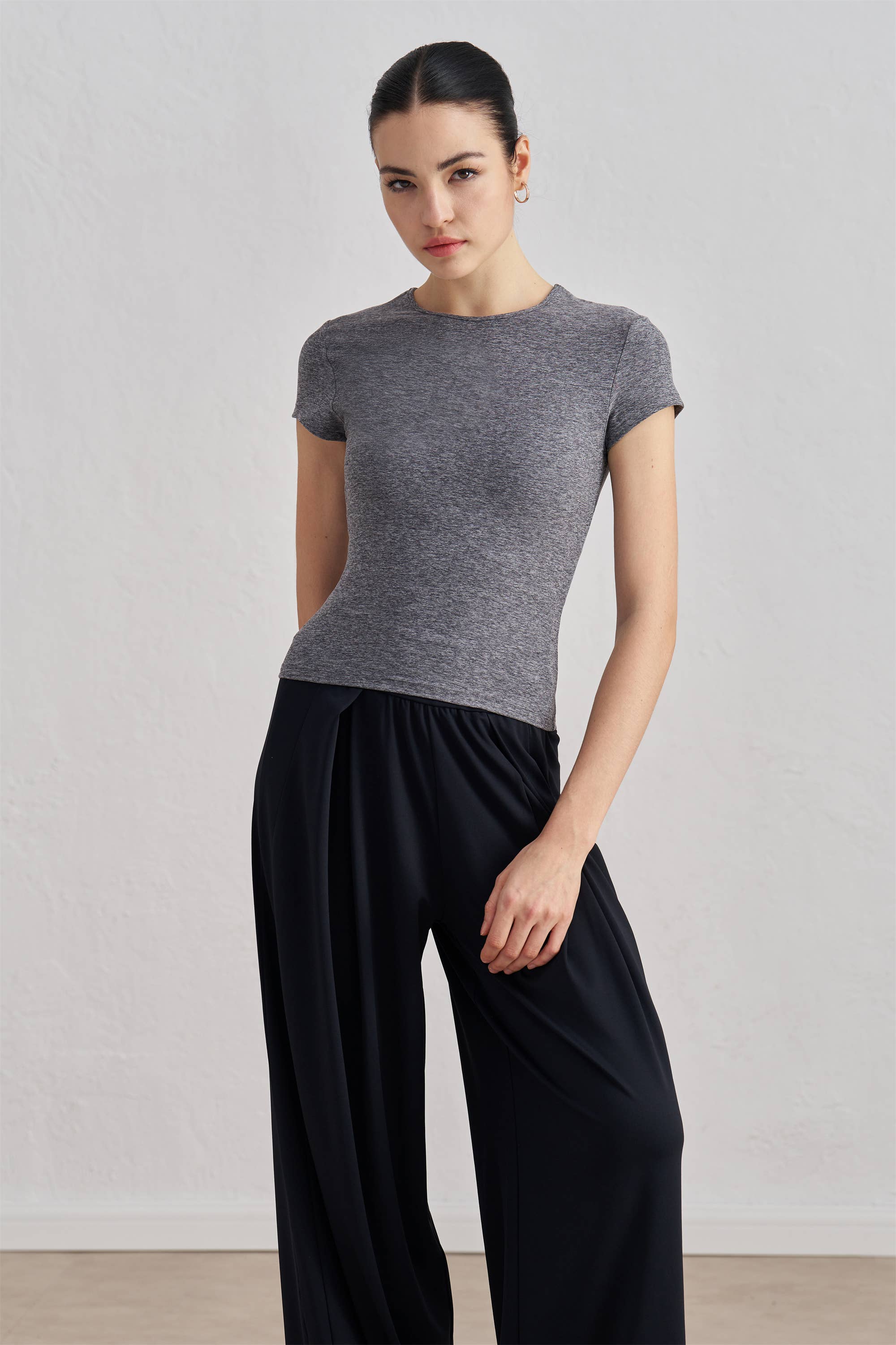 91thelabel - Vente Haut de sport – femme - T-shirt de sport sculpté à col rond et manches courtes Tessa6