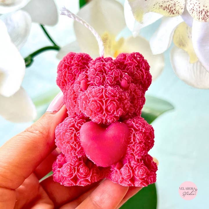 Velarosa LLC - Vendita all'ingrosso Candele a colonna - Candela Teddy Bear with Roses - Candela decorativa in cera di soia