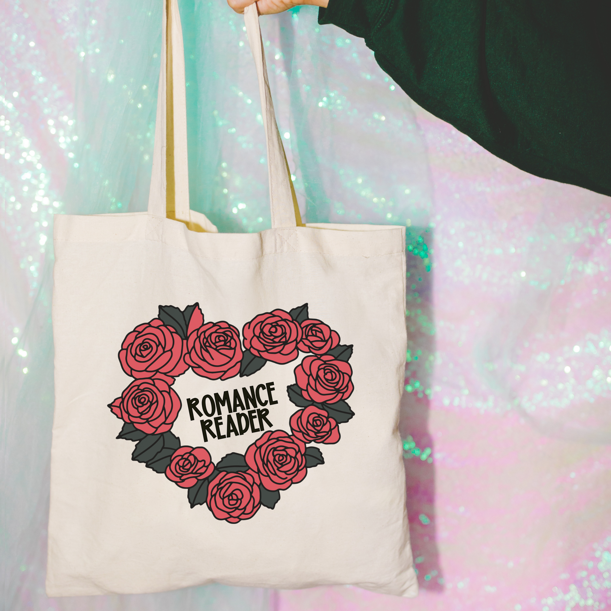 Literari Goods, Co | Book Themed Candles + Gifts – Engroshandel Tote bag - Dame – Romantiklæser | Muleposer | Læsergave til Valentinsdag3