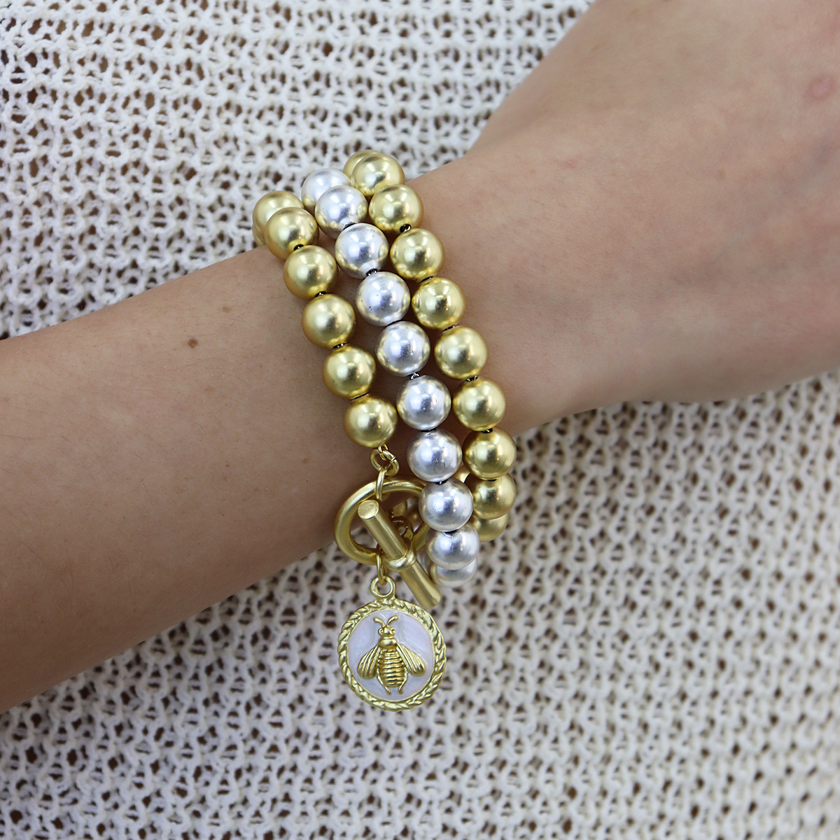 KARINE SULTAN - Vente Bracelets à breloques/pendentifs - Bracelet en chaîne perlée à breloques en forme d'abeille en ivoire2