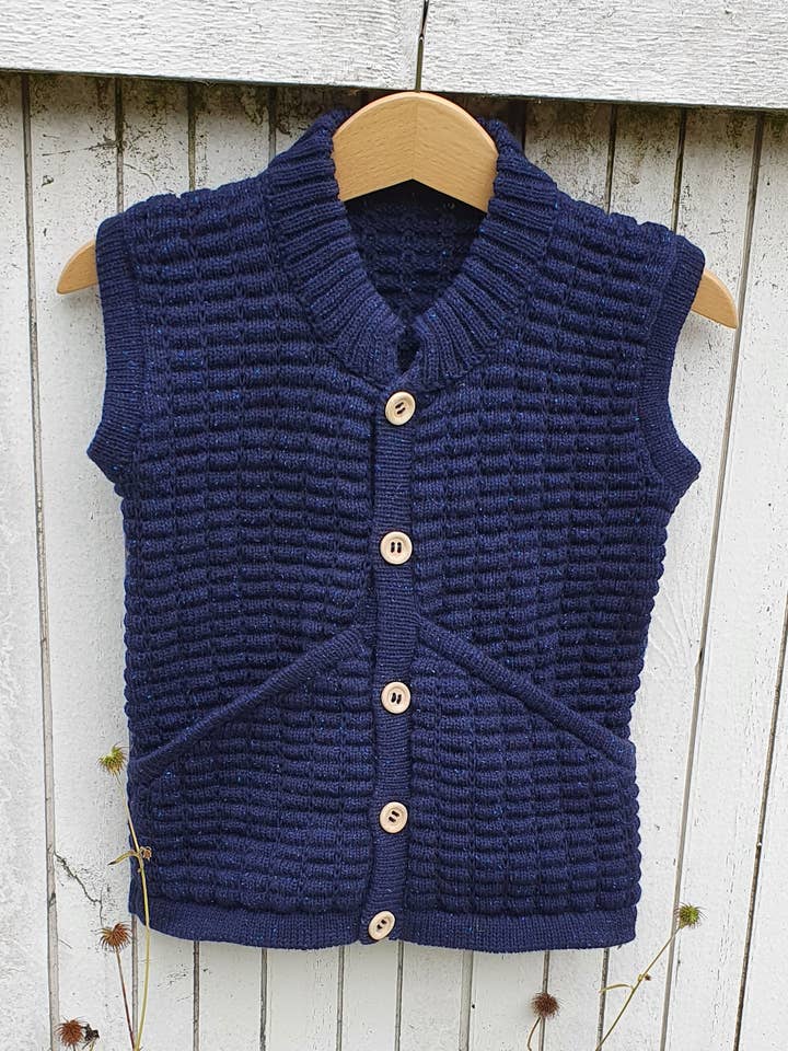 GILET MODÈLE ADAM POUR GARÇON pour la vente par Strikkemaskinen