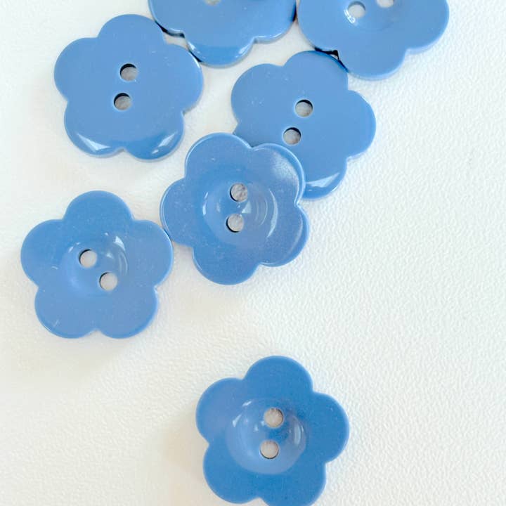 40-26299 - 32L (20mm) Periwinkle Blauwe Bloem Knop voor wholesale door The Button Company