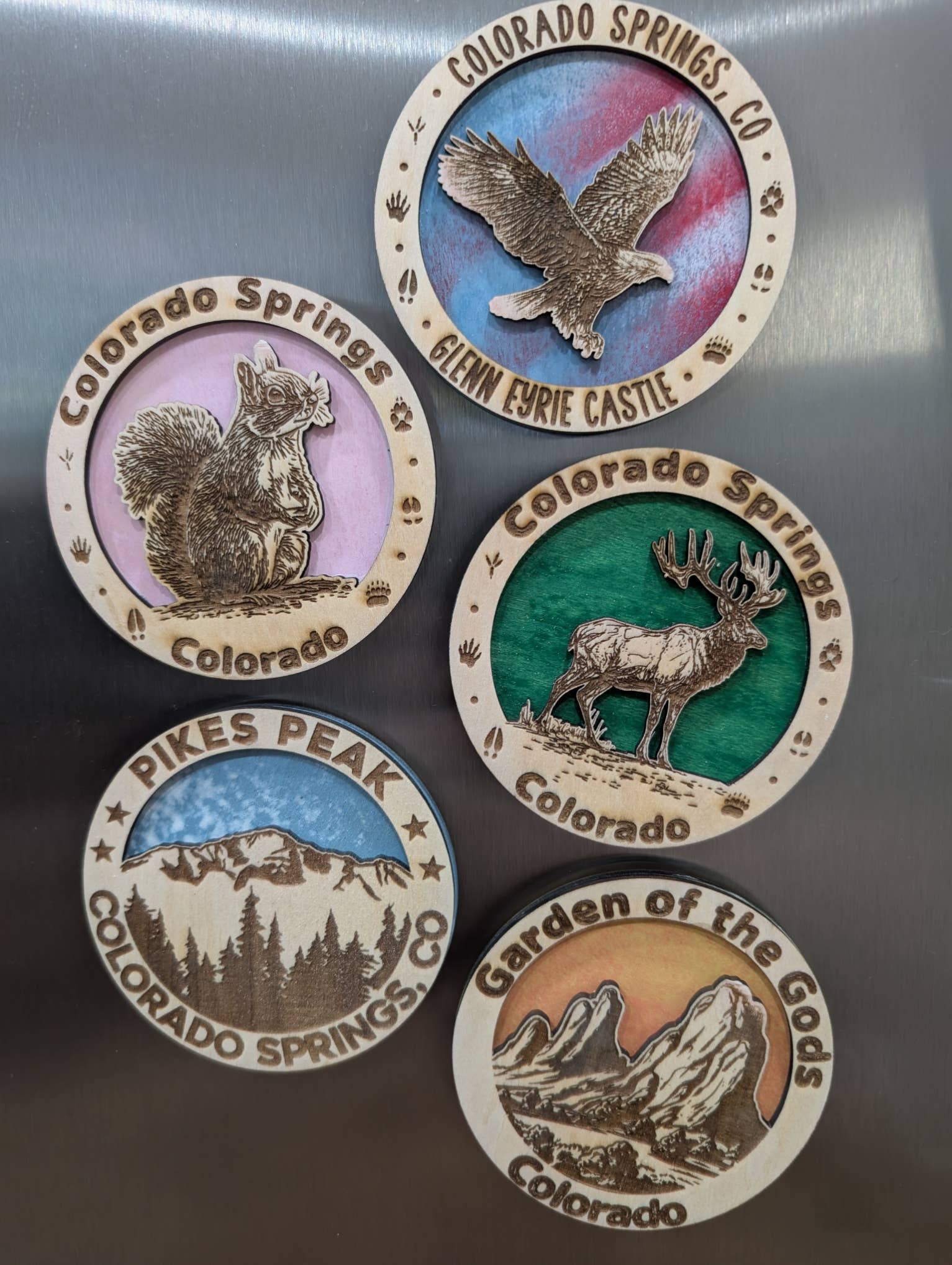 Orion Laser Creations - Vente Aimants - Aimant souvenir en bois fait main – Lieu personnalisé, Couleur1