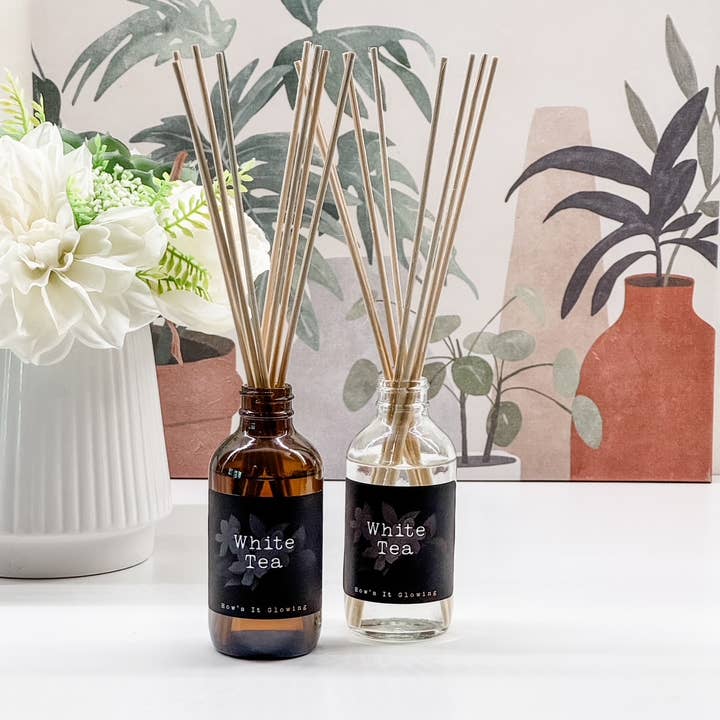Diffuseur à roseaux Thé Blanc en boîte - Bouteille Ambre ou Claire pour la vente par How's It Glowing Candle Co.