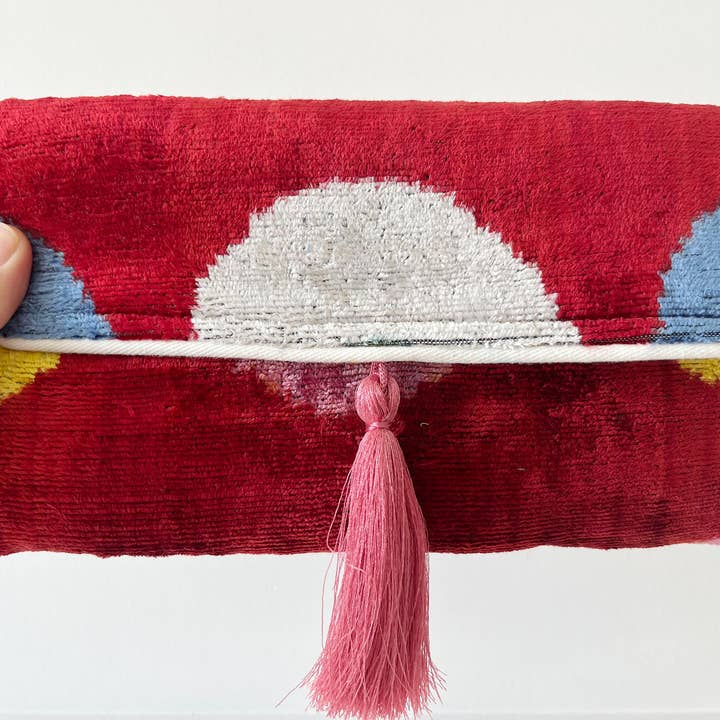 Borsa a mano Ikat in velluto rosso con nappina in seta per la vendita all'ingrosso da parte di Samarra Home