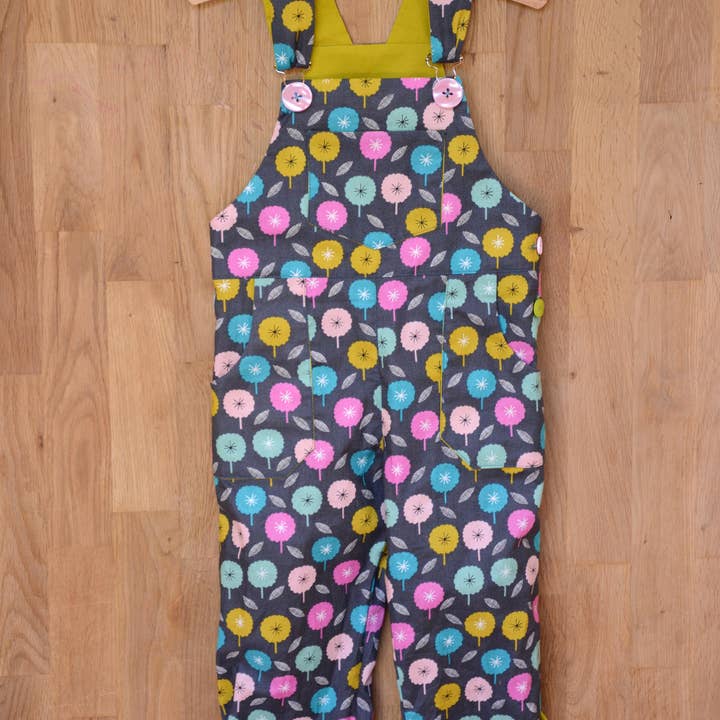 Two Stitches Patterns – wholesale Sömnadskit – Freddie Hängselbyxor - Symönster för barnkläder8