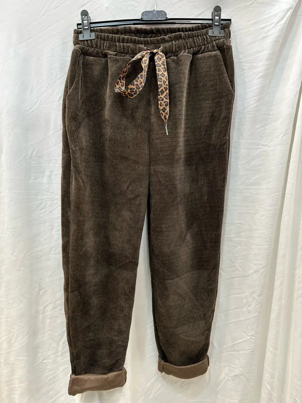 Mimi & Gogo – Engroshandel Loungesweatpants/jogginbukser – til kvinder – Velour joggingbukser med leopardsløjfe3