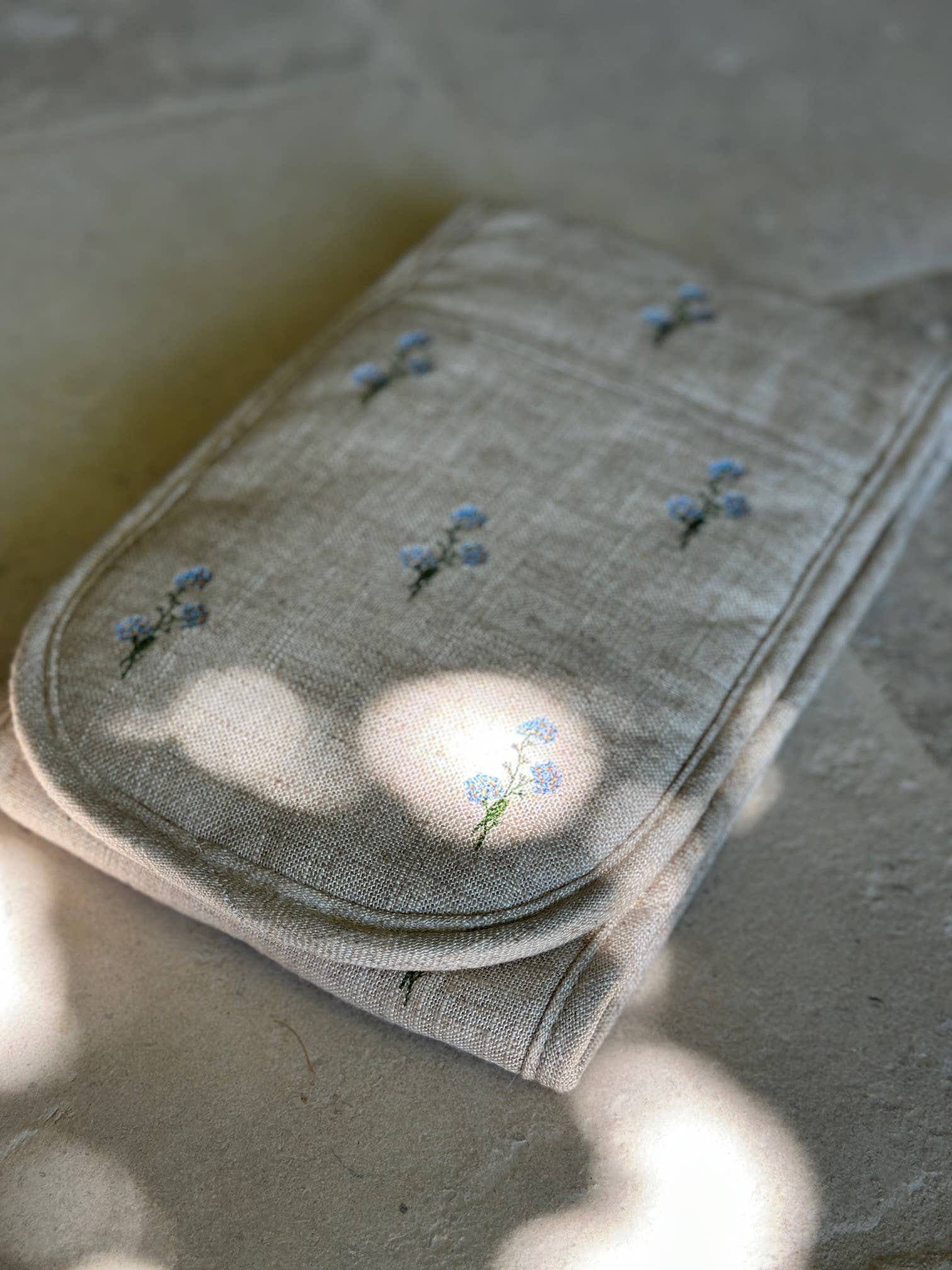Vivi et Margot – wholesale Oven mitt/pot holder – Blue Floral Embroidered French Linen Oven Mitt3