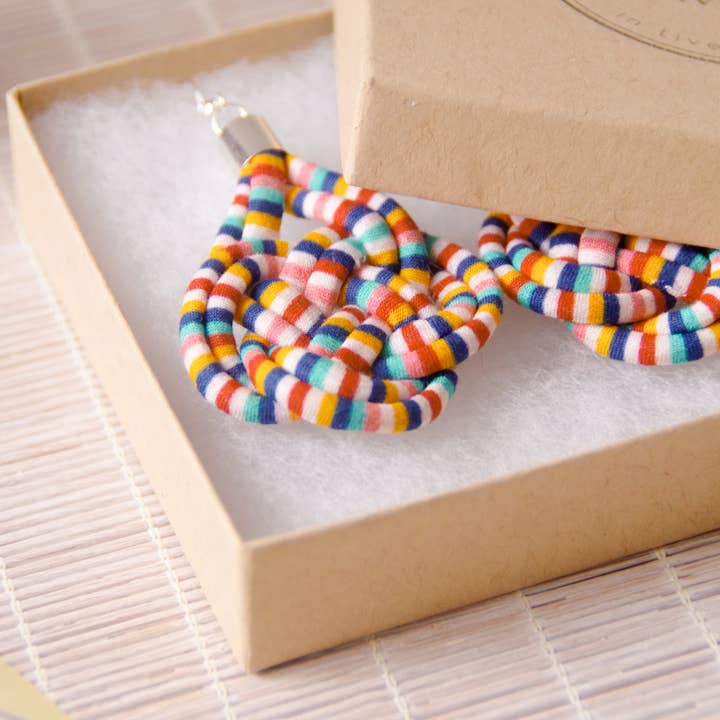 Bunny Bosworth – wholesale Hängande örhängen – Korgknutörhängen - Fairground Follies14