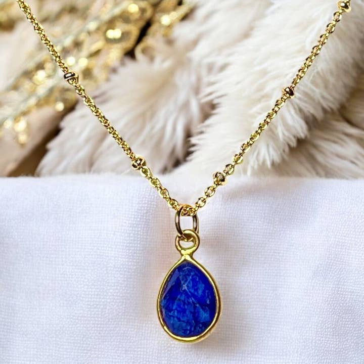 Pendente "CORALIE" dourado ouro fino pedra Safira bruta se por atacado de TOURMALYN