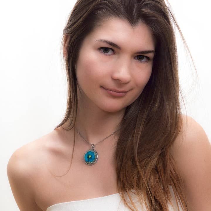 Collier Fleur Orb Bleu pour la vente par Hanami Real Flower Jewelry