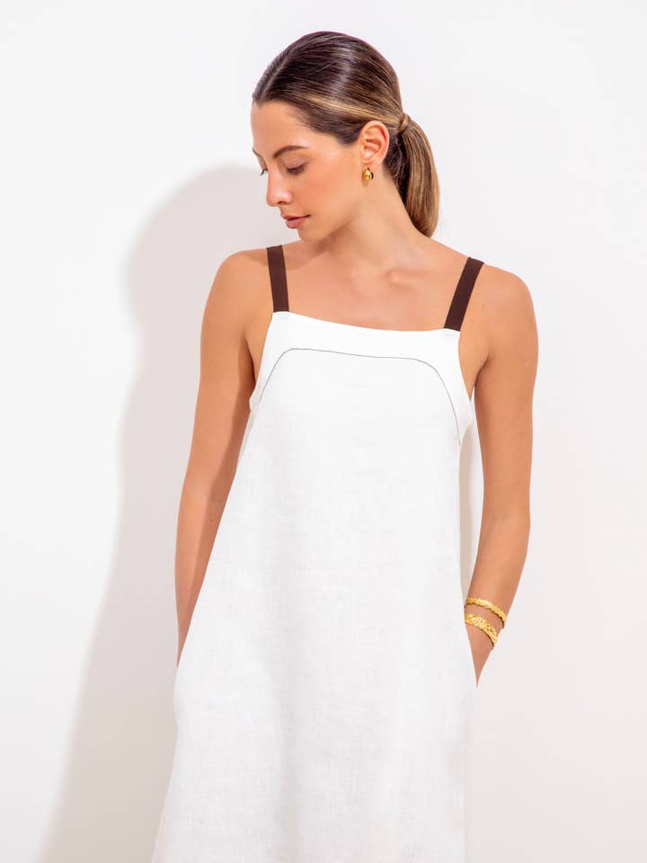 Robe Teresita en lin blanc cassé et chocolat pour la vente par Maria la Paz