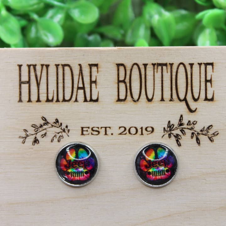 Boucles d'oreilles à tige en verre Tie Dye Paw Print Jeep on Black de 12 mm | Hypoallergéniques pour la vente par Hylidae Boutique