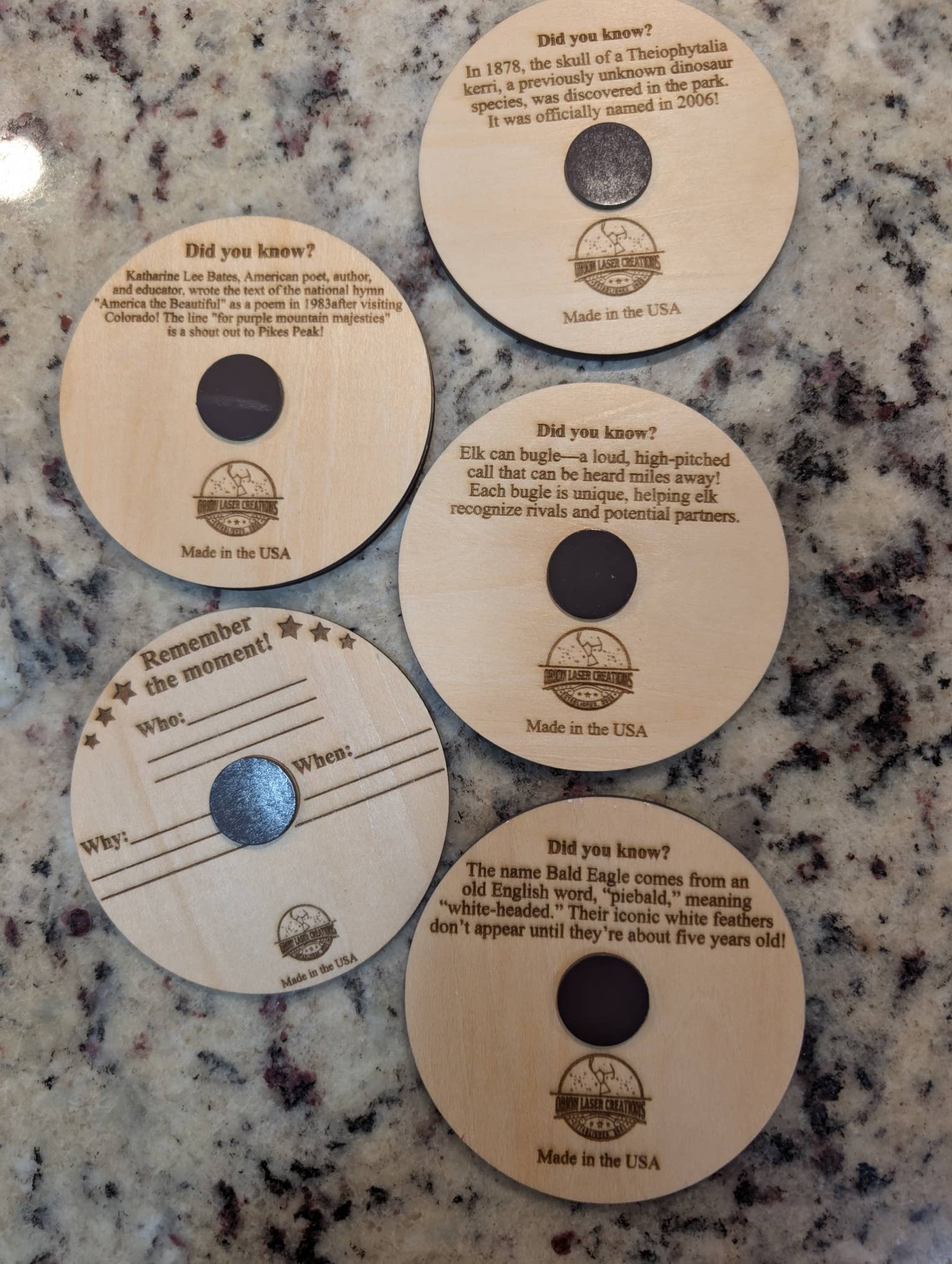 Orion Laser Creations - Vente Aimants - Aimant souvenir en bois fait main – Lieu personnalisé, Couleur2