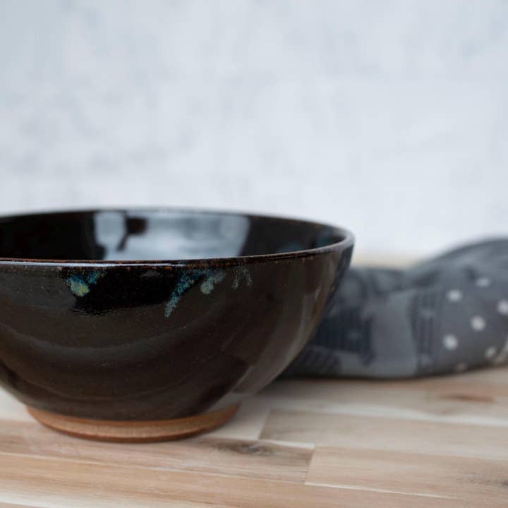 Suppe- og chiliskål i midnatsgarden for engroshandel hos Clay Coyote