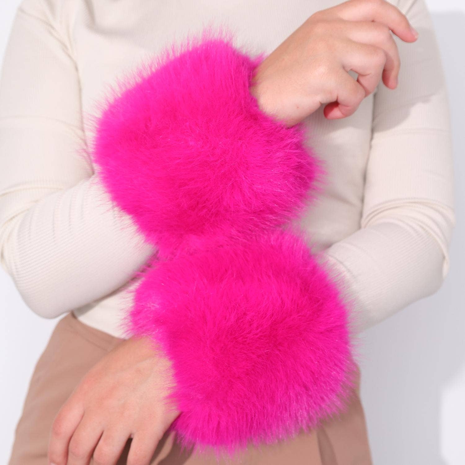PEACH ACCESSORIES - Wholesale Fur/Faux Fur Coat - Women's - Glamorous Faux Fur Cuffs 00827