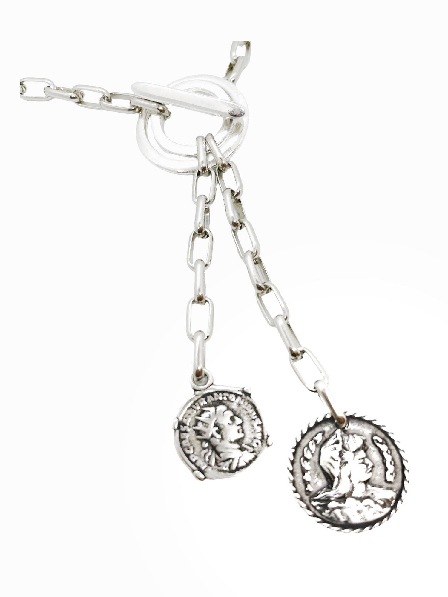 Gloria Mago - Vente Colliers à pendentif - Collier noué avec double pendentif pièce et barre en argent4