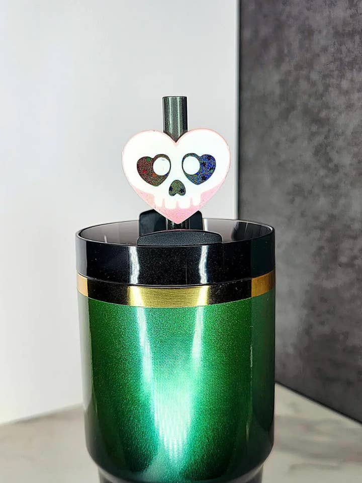 Embout de paille en forme de cœur de crâne imprimé en 3D pour pailles de 8 et 10 mm pour la vente par Agape Designs 3D