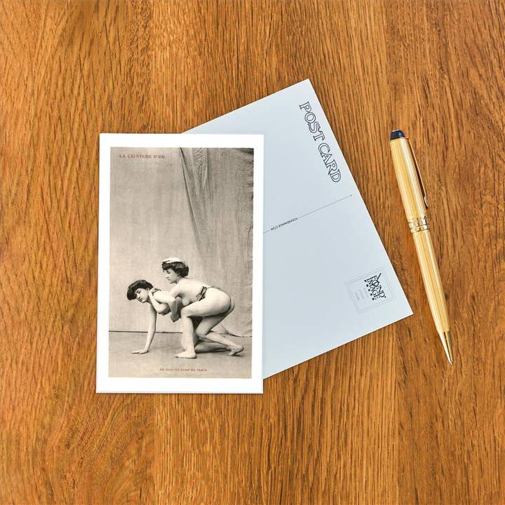 Found Image Press – Engroshandel Postkort – Postkort BW-36 Halvnøgne Kvinder Bryder, Guld Bælte1