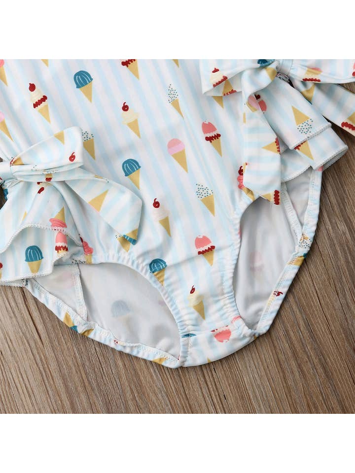 Fennco Styles – Fato de banho - Crianças por atacado – Maiô Infantil Azul Claro com Estampa de Sorvete, Laço e Babados - 1 peça2