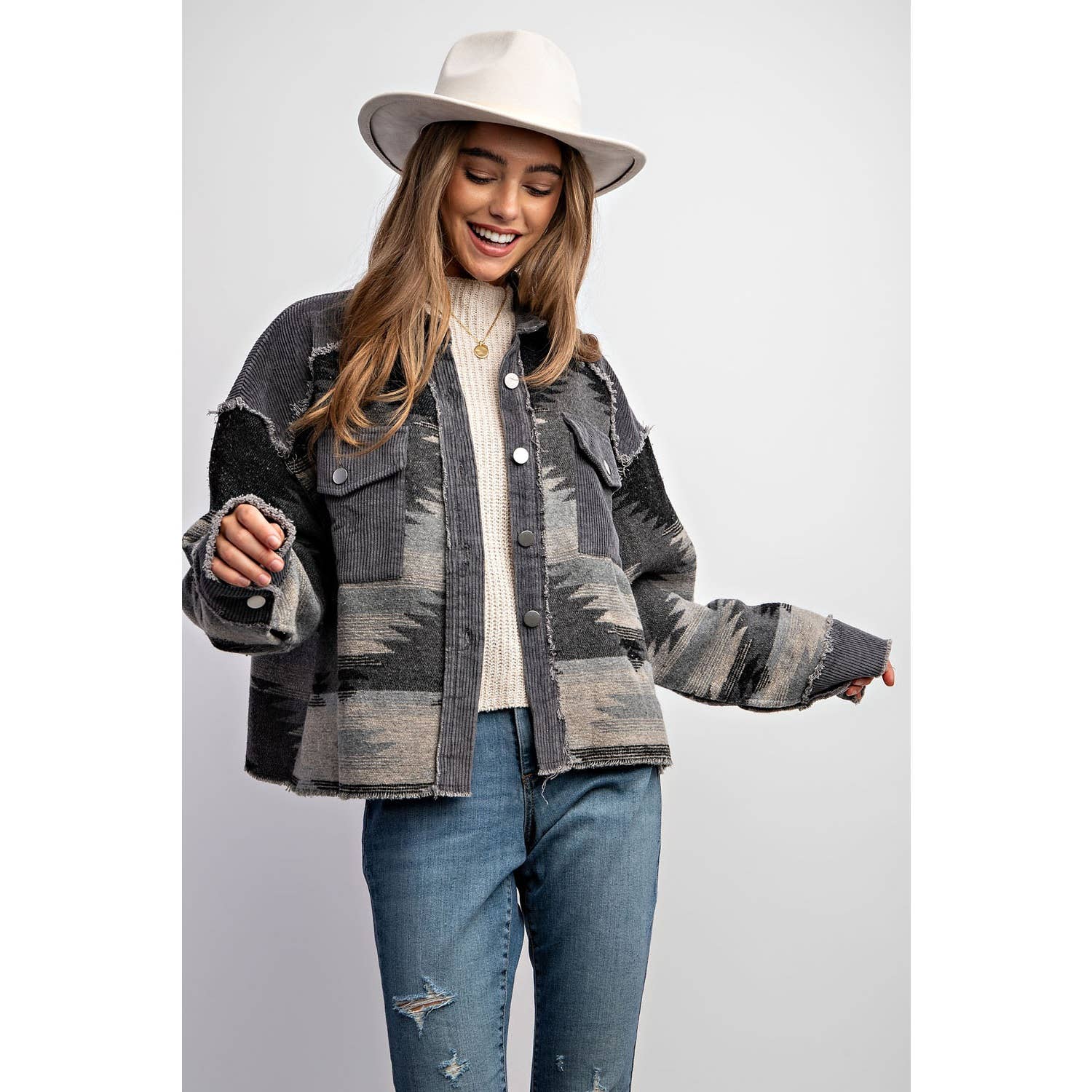 Sweet Generis – Großhandel Hemdjacke/Shacket – Damen – BUTTON-DOWN-HEMDJACKE IN BLOCKFARBEN MIT STAMMESMUSTER UND AZTEKISCHEM MUSTER12
