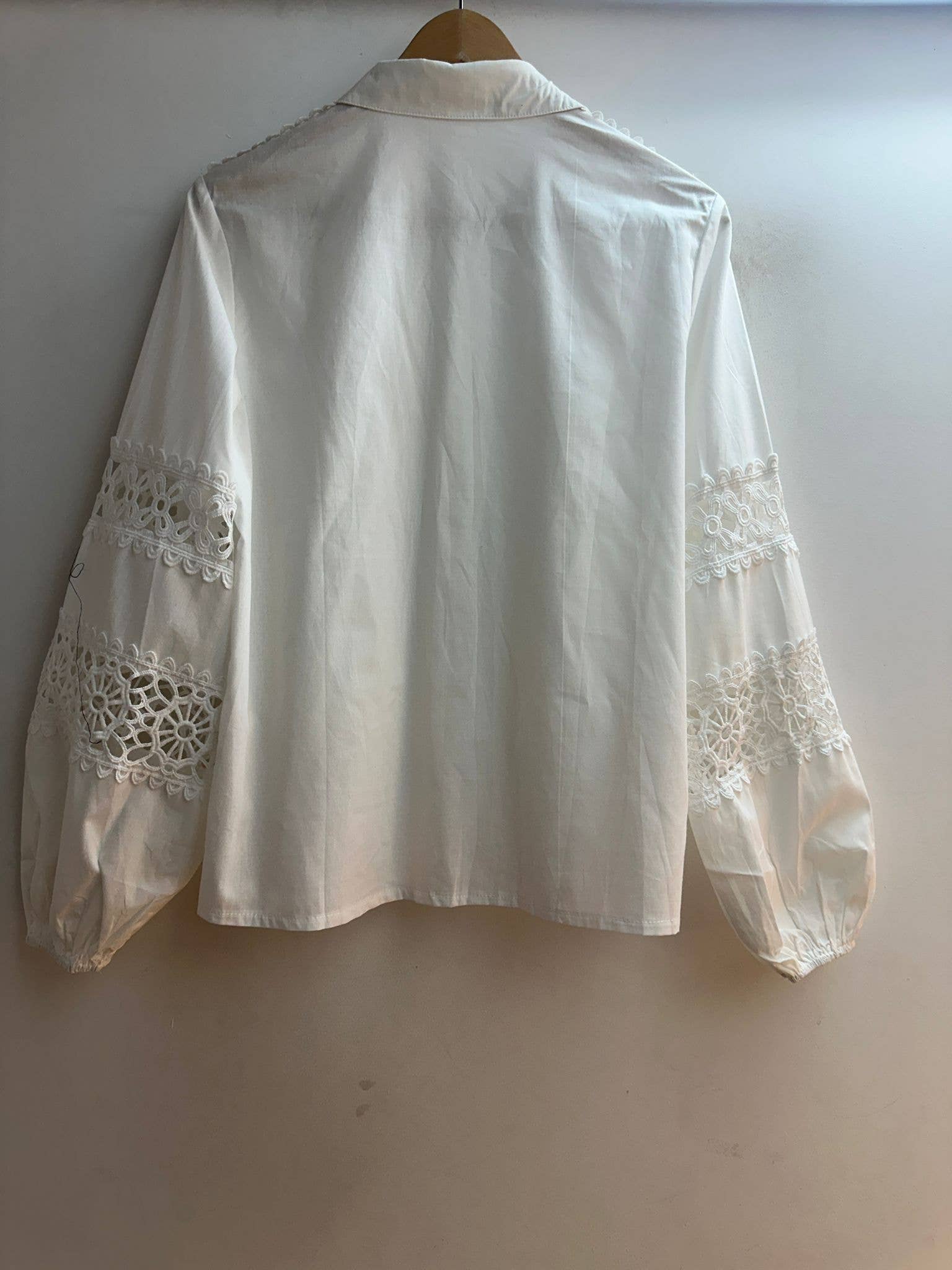 LORIANE – Engroshandel Skjorte med buttondown – til kvinder – Bomuldsbluse 6580 med broderi, boheme-stil, lange ærmer, one size 36-401