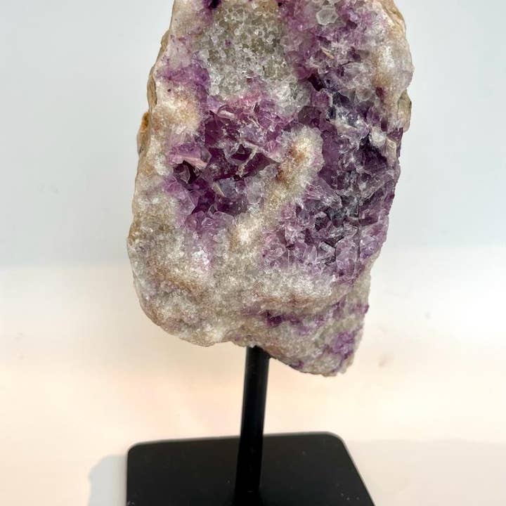 Ny! Rå lilla fluorit naturlig & unik krystalsten på stativ gave indpakket 540g for engroshandel hos Reiju