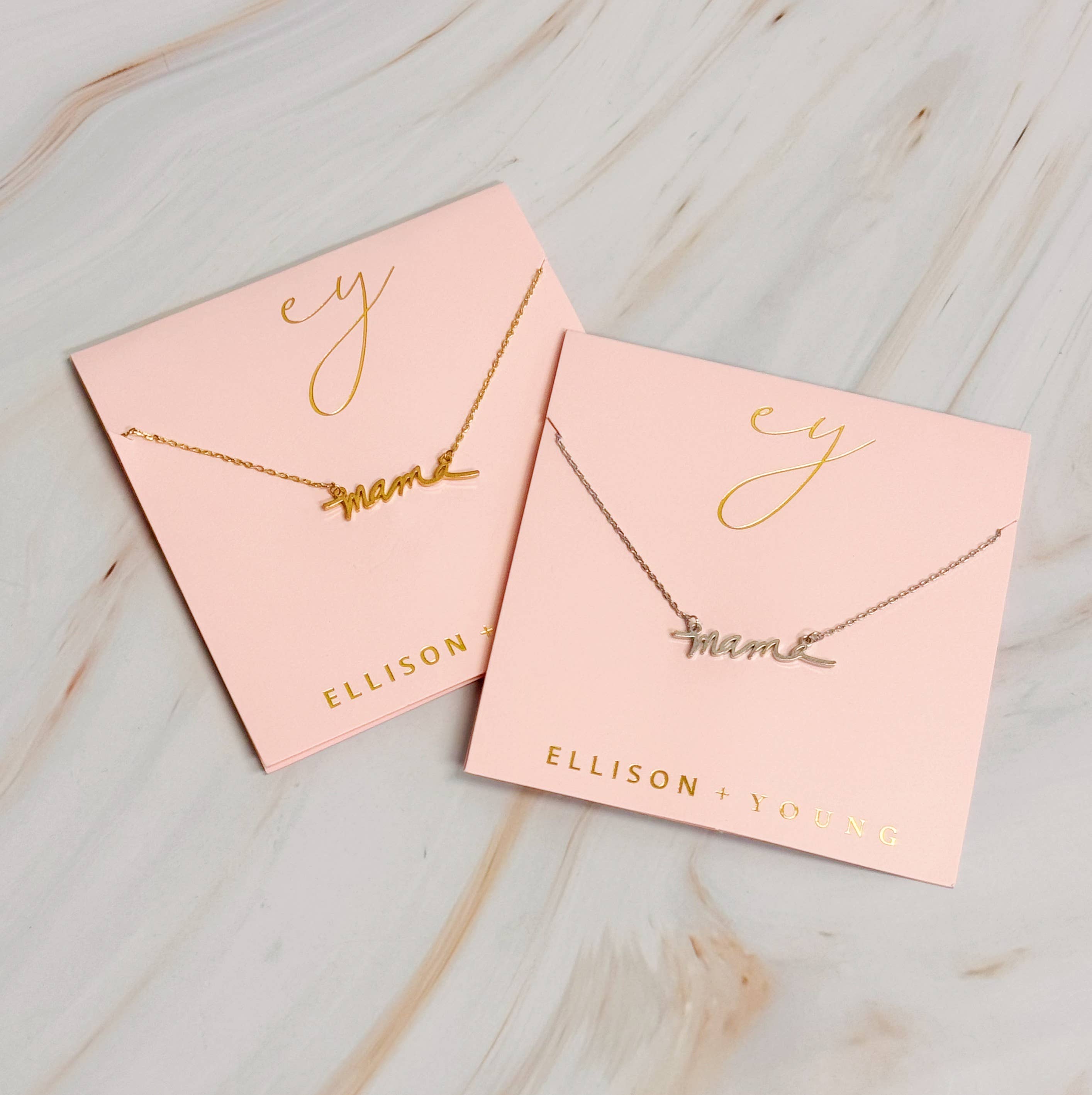 Ellison+Young – Engroshandel Halskæde med vedhæng – Mama Script halskæde8