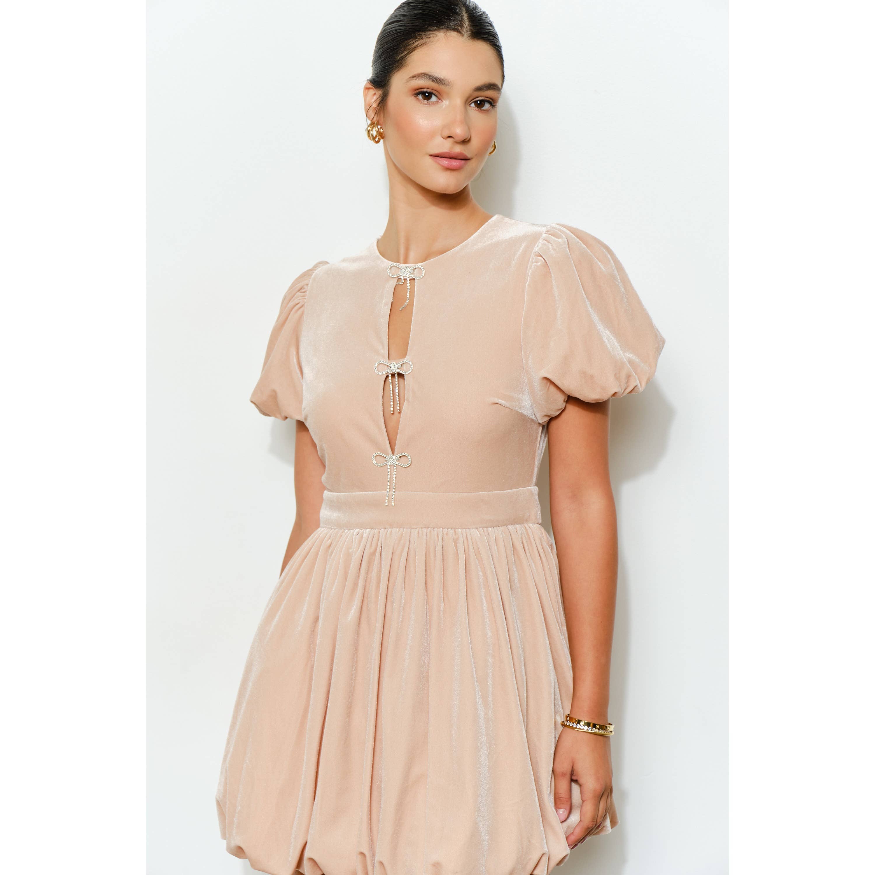 INA – Engroshandel Kjole - Dame – Velvet minikjole med pufærmer, sløjfe og boblekant10