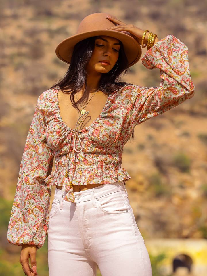 A CAMISOLA CAMPONESES COM ESTAMPA BOHO SIMONE COTTAGECORE por atacado de Must Love Travel Clothing