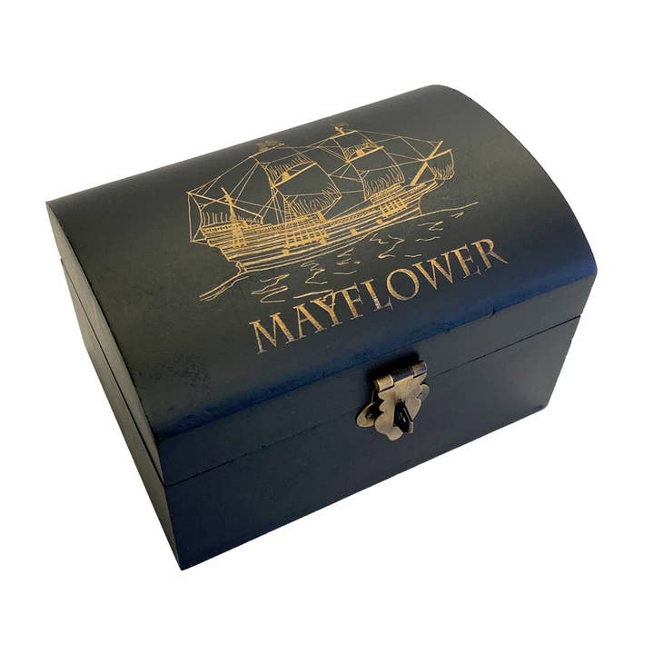Scrigno del tesoro in legno inciso con nave a vela Mayflower, 4-3/4” per la vendita all'ingrosso da parte di Madison Bay Co. - Historical Home Decor Reproductions