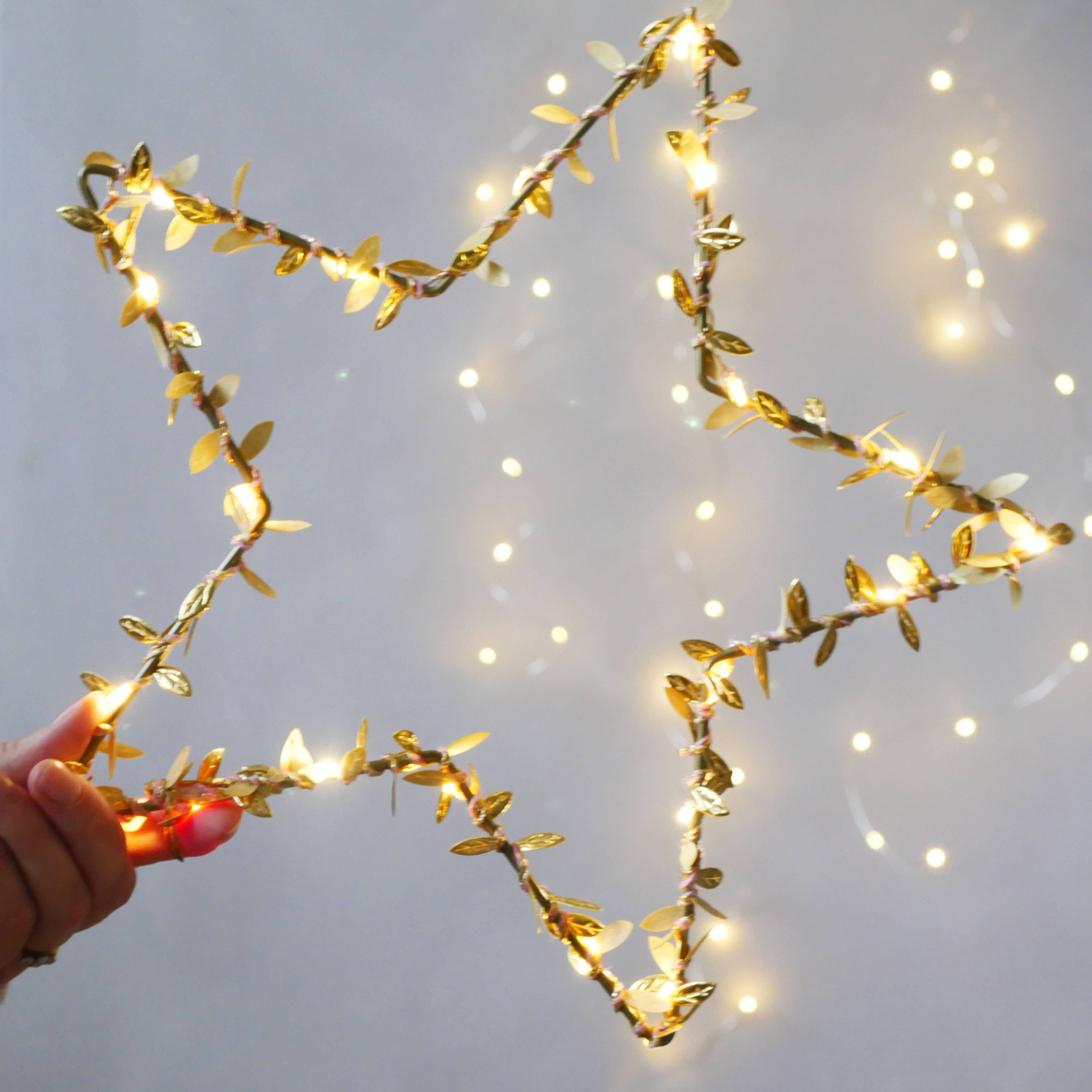 Melanie Porter - Vendita all'ingrosso Decorazione natalizia - Stella decorativa con foglie metalliche e luci fatate0