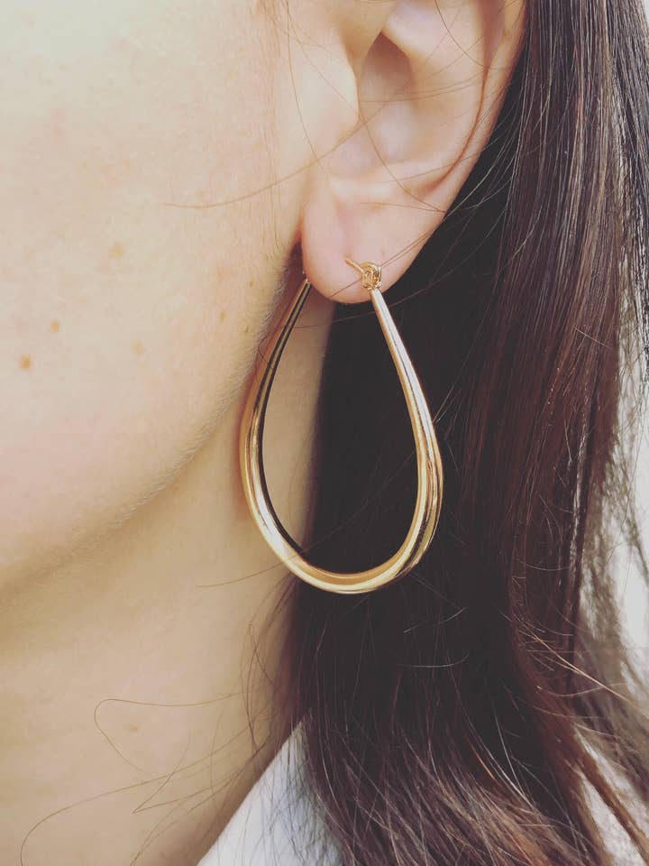 Par de brincos de latão dourado Fiona em forma de gota por atacado de Noosa