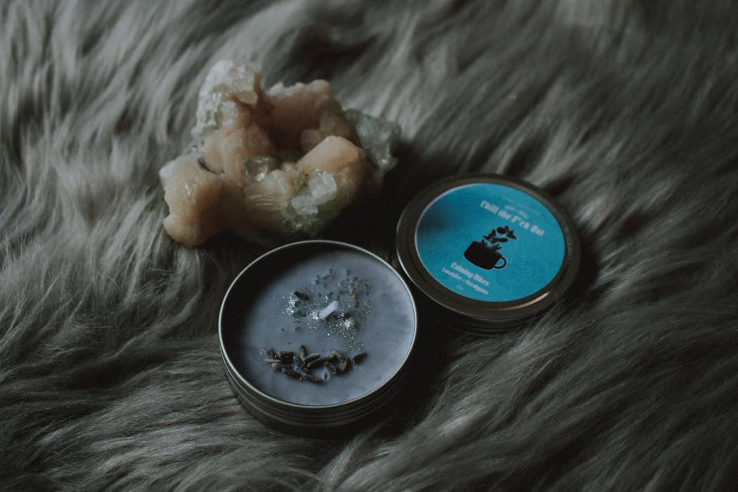 Midnight Raven Studios - Vente Bougies de voyage - Bougie en étain Chill the F*ck Out - Bougie Spell - Lavande1