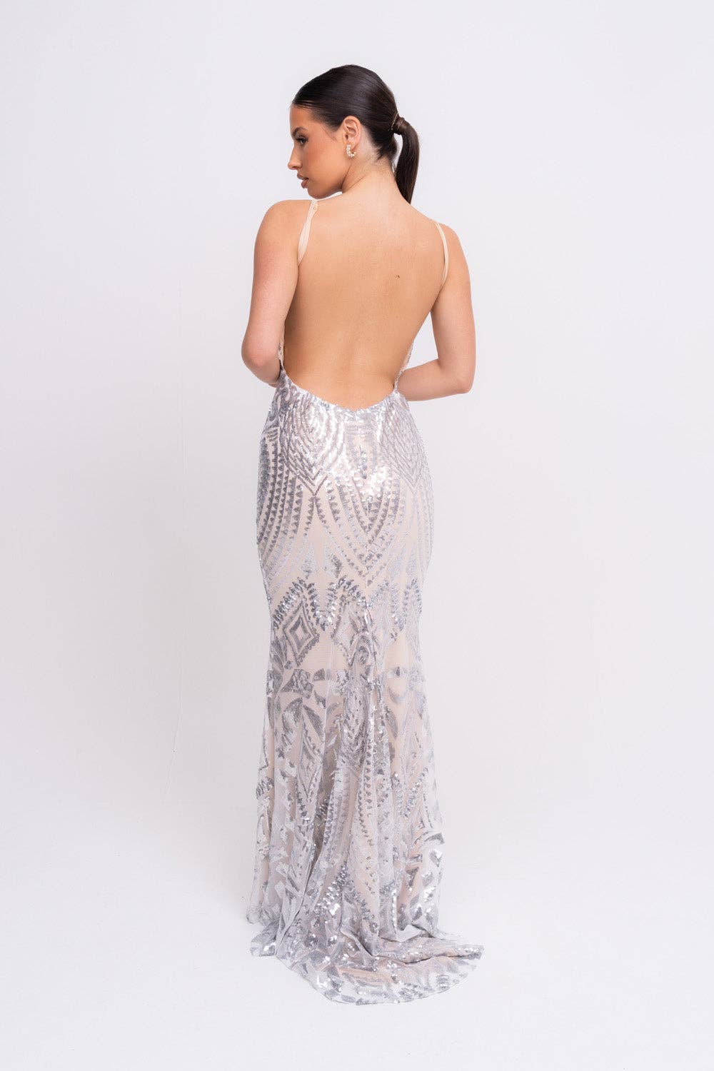 Nazz Collection Clothing Ltd – Großhandel Abendkleid – Damen – Spotlight Silver Luxe Pailletten Meerjungfrau Kleid mit Rückenausschnitt und Fischschwanz7