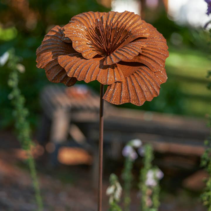 Eva : pique de jardin en métal rouillé avec design floral pour la vente par Elegant Garden Design