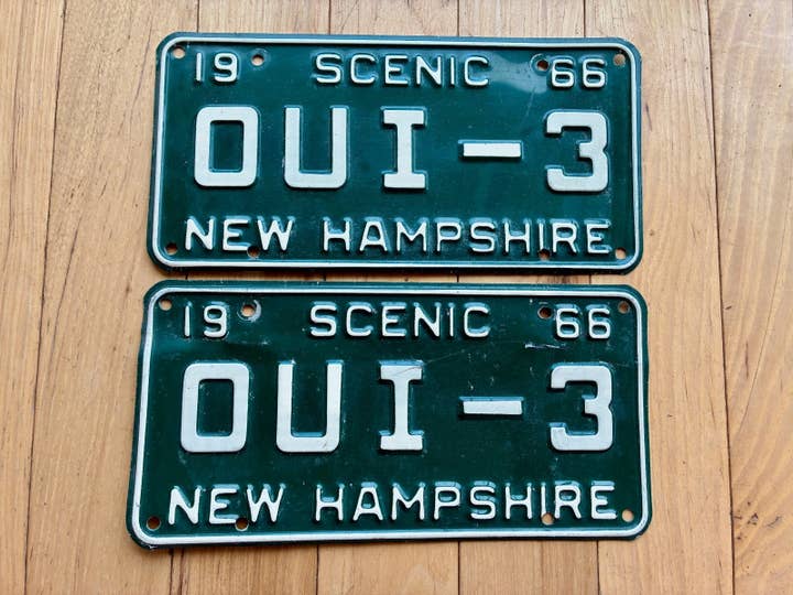 1966 New Hampshire Vanity-Kennzeichen-Paar - OUI - 3 für den Großhandel von RusticPlates