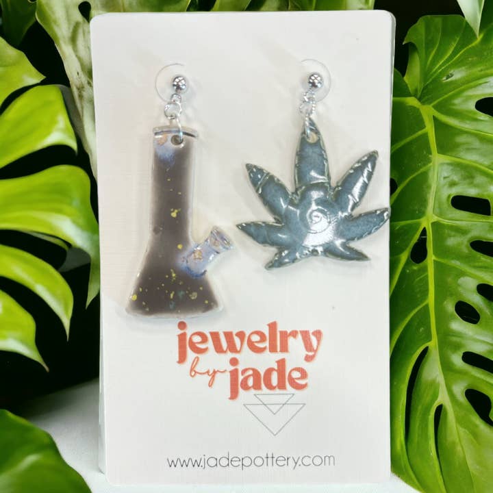 Handgemaakte porseleinen oorbellen van Mary Jane en Pipe Friend voor wholesale door Jade Pottery & DIY Studio