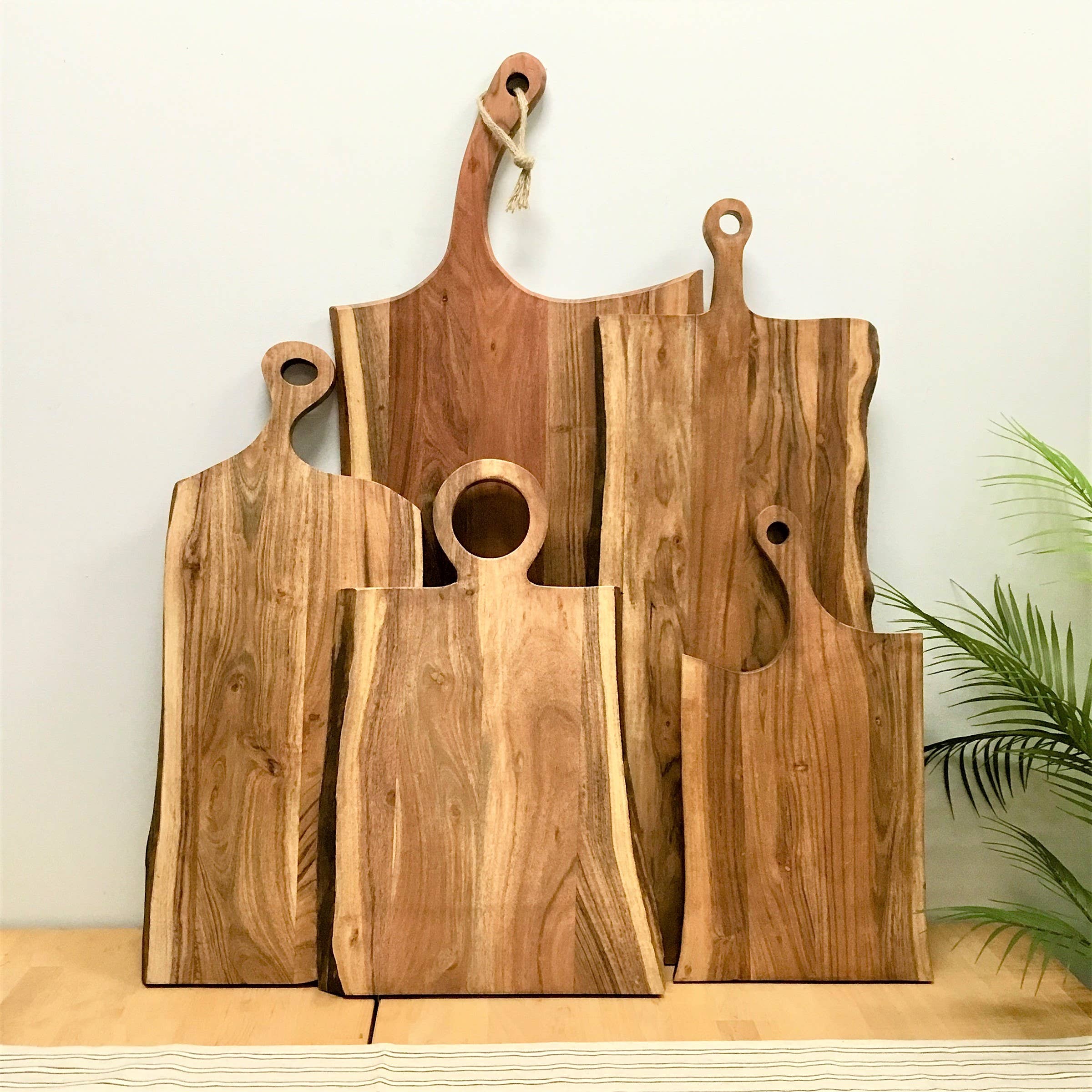 India Handicrafts Inc - Vente Planche à découper - PETITE planche rectangulaire en bois d'acacia avec bord naturel et poignée#713376