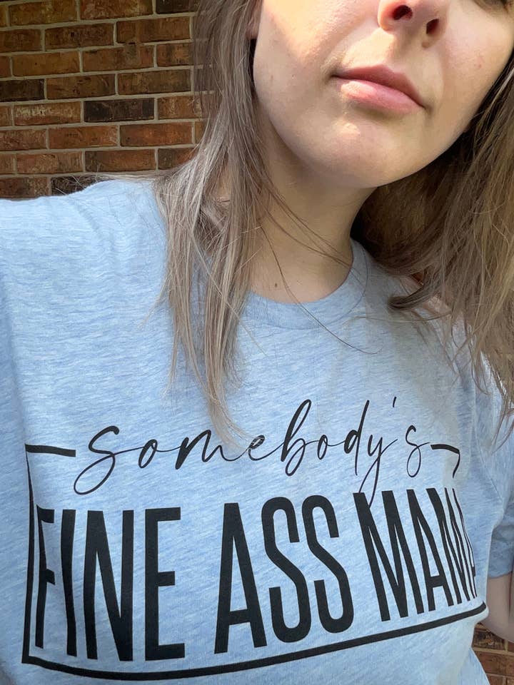 Camiseta Somebody's Fine Ass Mama para venta al por mayor de Three Sisters Design