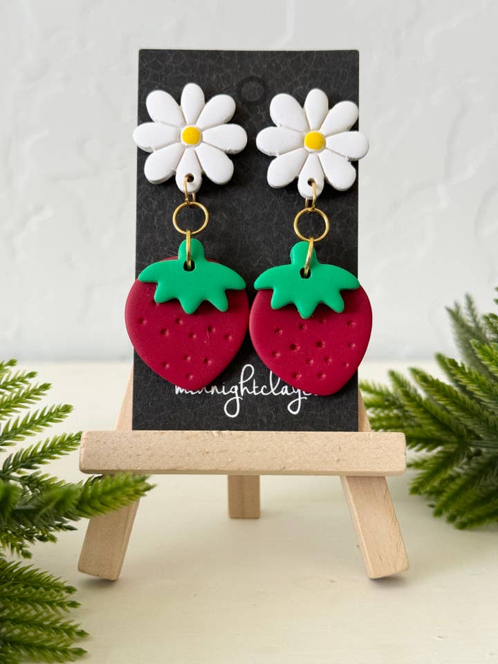 rote Erdbeer-Ohrringe, Blume, Sommer, lustiger Schmuck, Frucht für den Großhandel von midnightclayco