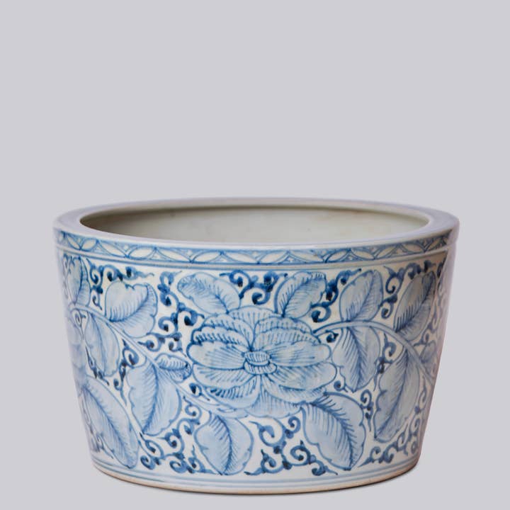 Grande jardinière rustique en porcelaine rose bleue et blanche pour la vente par Cobalt Guild