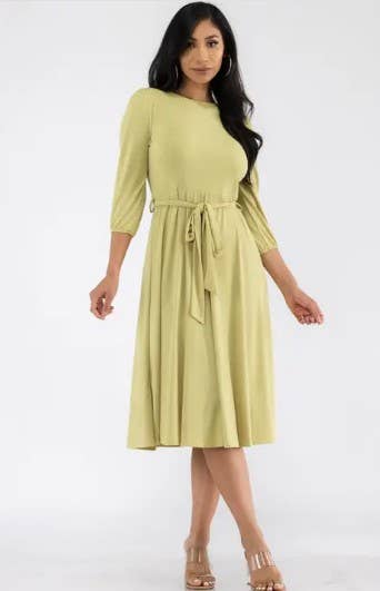 H&H Fashion Inc. – Großhandel Kleid – Damen – HH583X-S Plus Size Midi-Kleid mit Bindegürtel, Puffärmeln & Schlüsselloch-Ausschnitt4