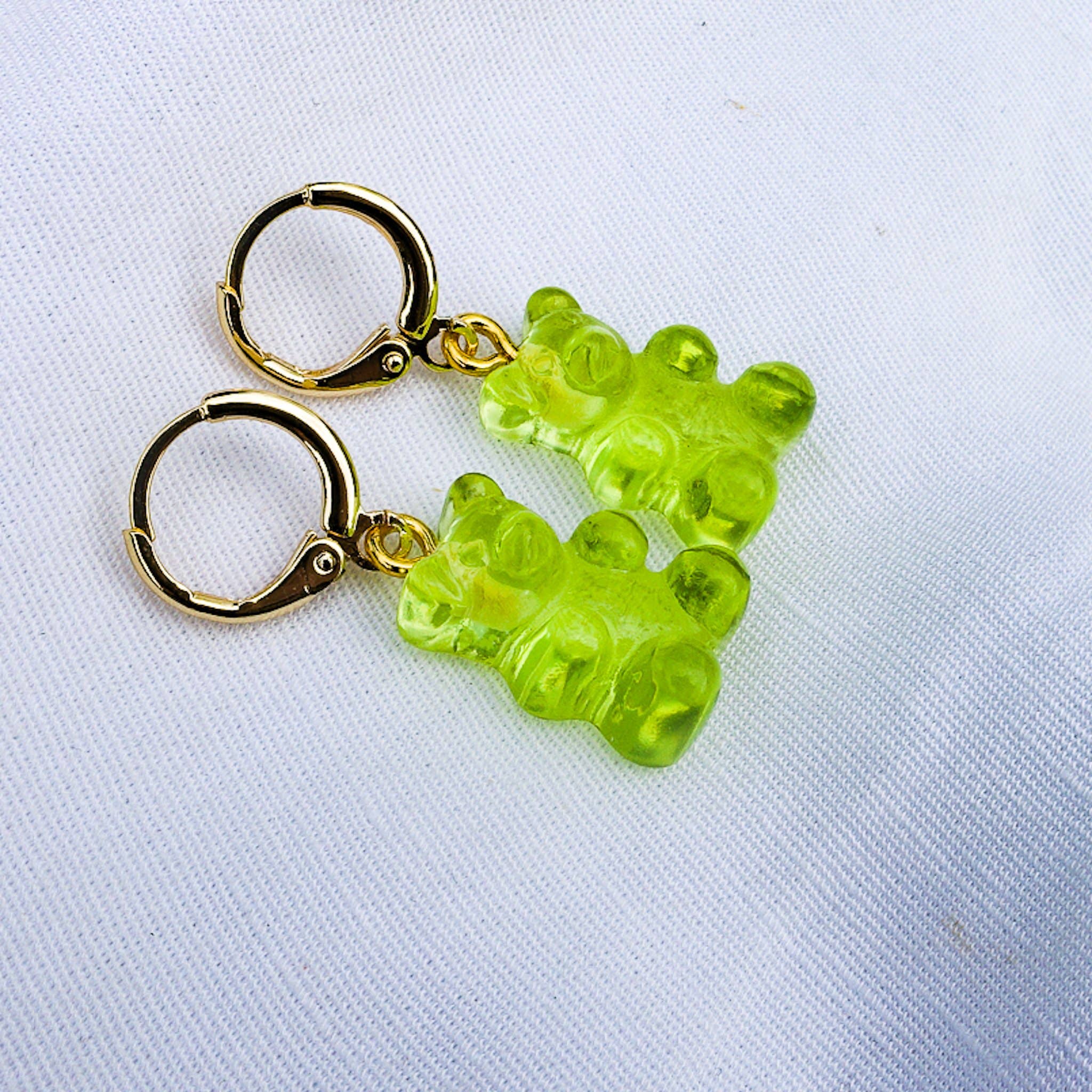 Daemon srls - Vendita all'ingrosso Orecchini a cerchietto - WINONA ~ HUGGIES ~ Orecchini huggies placcati oro con pendenti a orsetto gommoso9