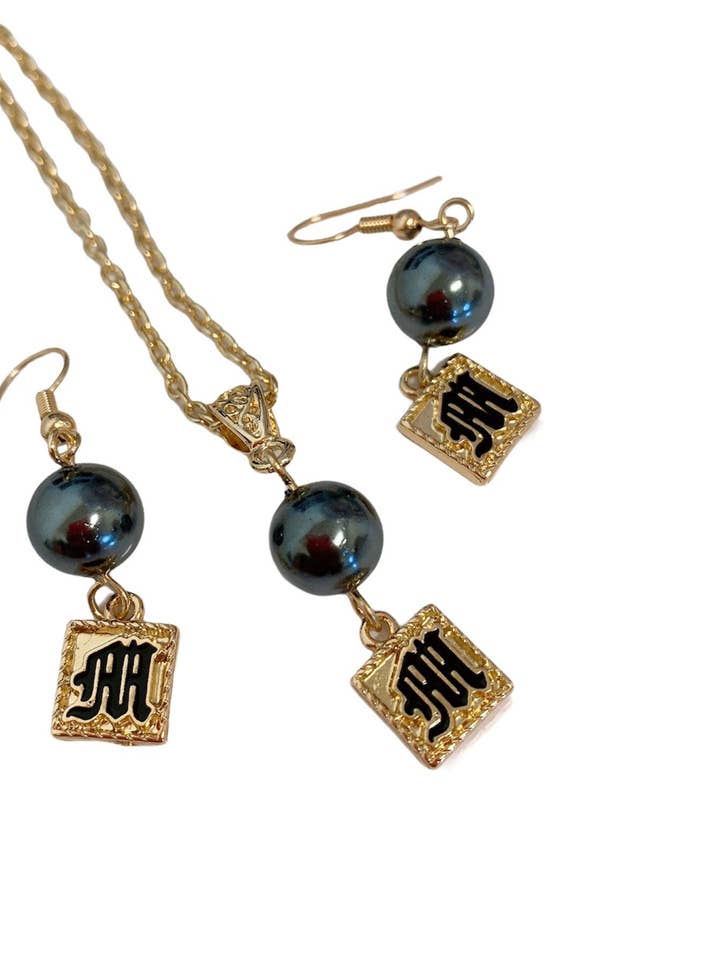 Pendiente con dijes de letras inglesas antiguas (1 cm x 1 cm) para venta al por mayor de Anela's Jewelry