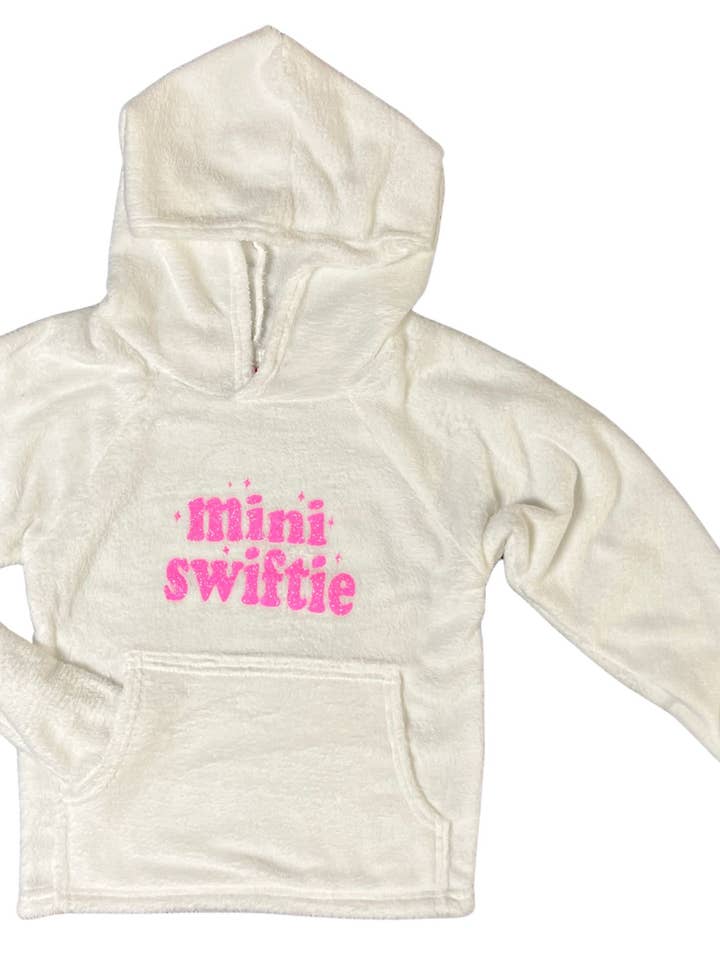 Luddig vit "Mini Swiftie" sweatshirt (rosa glitter) för wholesale av Made With Love & Kisses