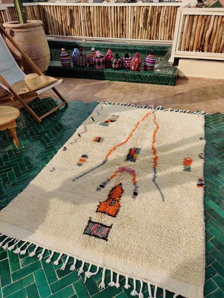 Azilal Teppich — orangefarbenes Detail für den Großhandel von NOMAD BY LIV