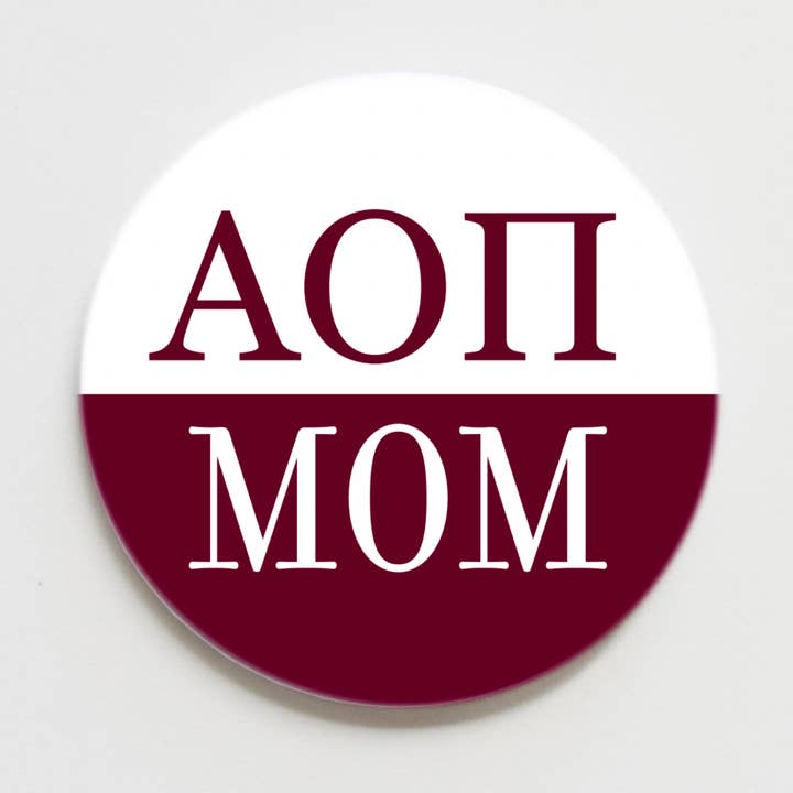 Bouton Alpha Omicron Pi Mom Gameday - 2,25 pouces pour la vente par Good Vibez Collegiate
