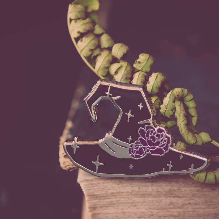 Pæon Heksehat - Emalje Pin for engroshandel hos The Pickety Witch